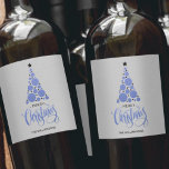 Rótulo De Garrafa De Cerveja Feriado de Árvore de Natal Azul Moderno<br><div class="desc">Árvore azul moderna, estrelas negras, Feliz Natal e seus nomes em letras quentes em um fundo mal cinza, personalize essas etiquetas de garrafa de vinho para servir na sua festa de Natal ou para dar presentes ou favoritos para festas para presentes de negócios, presentes corporativos. ALTERE a cor de fundo...</div>