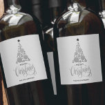 Rótulo De Garrafa De Cerveja Feriado de Árvore de Natal de Prata Moderna<br><div class="desc">Um fundo mal cinza destaca uma árvore prateada moderna, estrelas negras, Feliz Natal e seus nomes em letra chica. Personalize essas etiquetas de garrafa de vinho para servir na sua festa de férias ou para dar como presentes ou favoritos para festas para presentes de negócios, presentes corporativos. *ALTERE a cor...</div>