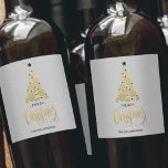 Rótulo De Garrafa De Cerveja Feriado de Árvore de Natal Dourado moderno<br><div class="desc">Árvore de ouro moderna, estrelas negras, Feliz Natal e seus nomes em letras quentes em um fundo mal cinza, personalize essas etiquetas de garrafa de vinho para servir na sua festa de Natal ou para dar presentes ou favoritos para festas para presentes de negócios, presentes corporativos. ALTERE a cor de...</div>