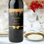Rótulo De Garrafa De Cerveja Festa de aniversário de ouro negro, brilho 50 anos<br><div class="desc">Um rótulo de vinho para uma festa de aniversário cinquenta (ou qualquer idade) entre giros e glamourosos. Um fundo preto chic, decorado com pingos de ouro falsos, aparência de pingar tinta. Personalize e adicione uma data, nome, 50 anos. O texto: O nome é escrito com um moderno script de estilo...</div>