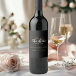 Rótulo De Garrafa De Cerveja Festa de Despedida de Solteira monograma dourado e<br><div class="desc">Para uma Festa de Despedida de Solteira elegante. Um clássico fundo preto. Personalize e adicione um nome e iniciais de monograma e a data. O nome é escrito em uma cor dourada com um estilo de letra manuscrita moderna. Letras brancas e douradas.</div>