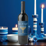 Rótulo De Garrafa De Cerveja Festa Dourada de Menorah Hanukkah de Amor e Azul C<br><div class="desc">Uma bela etiqueta personalizada de vinho Amor e Chanucá leve para uma família judia ou uma festa Chanukah com sinagoga. Personalize com seu próprio sobrenome ou informações de grupo em azul sob a bonito menorah do ouro para dar como presentes.</div>
