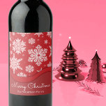 Rótulo De Garrafa De Cerveja Flocos de neve de inverno brancos e festivos de Na<br><div class="desc">Design de etiqueta de vinho de Natal personalizada,  com flocos de neve brancos estilizados sobre fundo vermelho escuro e um texto para sua mensagem. O texto é totalmente personalizável.</div>