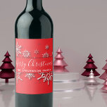 Rótulo De Garrafa De Cerveja Flocos de neve de Origami de inverno do Xmas em um<br><div class="desc">Design de etiqueta de vinho de Natal personalizada com flocos de neve brancos estilizados em um papel vermelho recortado de fundo. O texto é totalmente personalizável.</div>