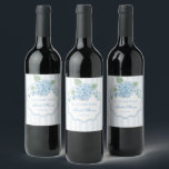 Rótulo De Garrafa De Cerveja Flor de Hortênsia Azul Vintage Elegante Onda<br><div class="desc">Um design clássico e elegante inspirado no vintage,  grandmillennial,  apresentando uma estética de jardim inglês vitoriano. Hortênsias azuis delicadas em aquarela e flores encantadoras de não-me-esqueça são arranjadas contra listras azuis claras preppy com uma moldura oval desenhada à mão ondulada e recortada.</div>