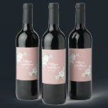 Rótulo De Garrafa De Cerveja Flores brancas aquarela romântica casamento person<br><div class="desc">Rótulos de vinho personalizáveis elegantes e românticos para o seu casamento, apresentando um lindo buquê de flores brancas suaves em aquarela, sobre um fundo rosa pastel sofisticado. Edite facilmente os campos do modelo para adicionar os nomes dos noivos em uma fonte moderna branca, e a data do casamento em uma...</div>