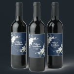Rótulo De Garrafa De Cerveja Flores brancas de aquarela romântica, personalizaç<br><div class="desc">Etiquetas de vinho elegantes e românticas personalizáveis para sua recepção de casamento, com um belo buquê de flores brancas e suaves, sobre um clássico fundo azul prussiano escuro. Edite facilmente os campos de modelo para adicionar os nomes de noiva e noiva em um roteiro branco clássico, e sua data de...</div>
