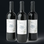 Rótulo De Garrafa De Cerveja Flores brancas de aquarela romântica, personalizaç<br><div class="desc">Etiquetas de vinho elegantes e românticas personalizáveis para sua recepção de casamento, com um belo buquê de flores brancas e suaves. Edite facilmente os campos de modelo para adicionar os nomes de noiva e noiva em um script de cinza de ardósias modernas, e a data de casamento em uma fonte...</div>