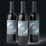 Rótulo De Garrafa De Cerveja Flores brancas de aquarela romântica, personalizaç<br><div class="desc">Etiquetas de vinho elegantes e românticas personalizáveis para a sua recepção de casamento, com um belo buquê de flores brancas e suaves, sobre uma cinza de ardósia clássica. Edite facilmente os campos de modelo para adicionar os nomes de noiva e noiva em um script branco moderno, e a data de...</div>