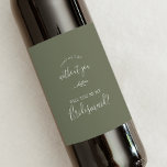Rótulo De Garrafa De Cerveja Folha mínima | Proposta de Bridesmaid Verde Escura<br><div class="desc">Este mínimo de folha verde-escura,  a marca de vinho de proposta é perfeito para um casamento de boho. A design apresenta uma simples silhueta verde-verde-verde em verde-oliva com o estilo minimalista da boêmia montanhosa.</div>