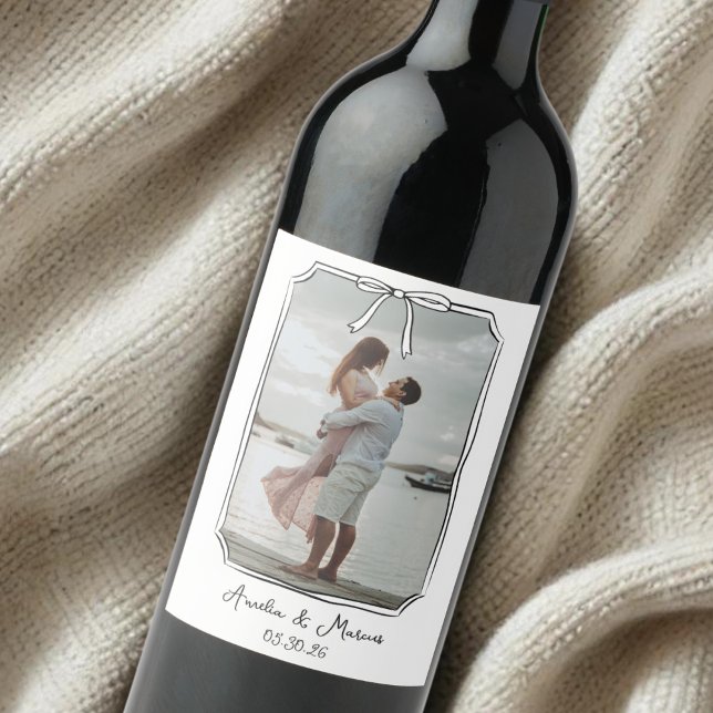 Rótulo De Garrafa De Cerveja Foto personalizada do Noivado com casamento de qua (Custom wine label with photo & bow design, perfect for weddings or engagements. Personalize now!)