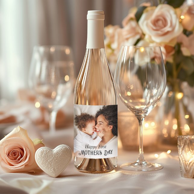 Rótulo De Garrafa De Cerveja Foto personalizada do primeiro Dia de as mães feli (Celebrate her First Mother's Day with this custom photo wine label to personalize with your photo.)