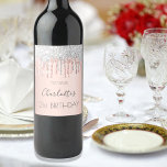 Rótulo De Garrafa De Cerveja Grelha-de-prata rosa-rosa rosa de aniversário<br><div class="desc">Para uma festa de aniversário entre raparigas e glamourosas 21 (ou qualquer idade) com as raparigas. Um fundo metálico rosa dourado falso com aspecto elegante, rosa dourado falso, gotas cor-de-rosa e prata, pintura gotejando. O texto: O nome é escrito em cinzas escuras com um grande script de estilo escrito à...</div>