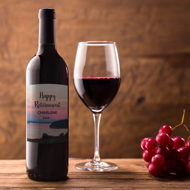 Rótulo De Garrafa De Cerveja Happy Retirement Pink Sunset with Name (In Situ Glass of Wine)