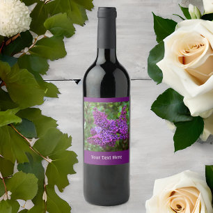 Rótulo De Garrafa De Cerveja Lilases Roxos num Dia de Primavera
