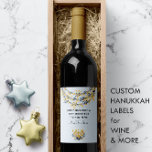 Rótulo De Garrafa De Cerveja Marinho e flores Douradas Menorah Blue Happy Hanuk<br><div class="desc">O design do rótulo do vinho Chanucá da Boutique Co. náutica apresenta um design floral azul marinho e dourado com a menorah do ouro e buquê de flor correspondente. A mensagem pode ser personalizada, e a cor de fundo azul pastel pode ser facilmente alterada para atender às suas necessidades —...</div>