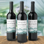 Rótulo De Garrafa De Cerveja Natureza Montanha Pinheiros Árvores Personalizadas<br><div class="desc">Etiquetas de vinho personalizadas são perfeitas para adicionar um toque personalizado único ao seu vinho de mesa, favores de casamento ou presentes de boas-vindas. Design elegante clássico para casamentos de outono ou de vinho apresenta montanha aquarela com pinheiros. seus nomes, data de casamento e varietal ou mensagem personalizada em letras...</div>