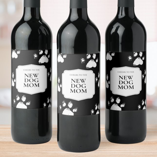 Rótulo De Garrafa De Cerveja Novo Cachorro Mãe Dando Presente Moderna Pistas Br (New Dog Mom Gift Modern Black White Paws Wine Label)