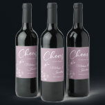 Rótulo De Garrafa De Cerveja Orquídea delicada comemora casamento roxo personal<br><div class="desc">Rótulos de vinho personalizáveis e elegantes para o seu casamento, apresentando um desenho delicado e lindo de orquídeas brancas de um lado, sobre um fundo romântico roxo empoeirado, e a frase "Brindemos ao casamento de" em fonte branca. Edite facilmente os campos do modelo para adicionar os nomes dos noivos em...</div>