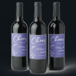 Rótulo De Garrafa De Cerveja Orquídea delicada comemora casamento roxo personal<br><div class="desc">Elegantes rótulos de vinho personalizáveis para o seu casamento, apresentando um desenho delicado e lindo de orquídeas brancas de um lado, sobre um fundo roxo pervinca contemporâneo e romântico, e a frase "Tudo de bom para o casamento de" em letras brancas. Edite facilmente os campos do modelo para adicionar os...</div>