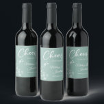 Rótulo De Garrafa De Cerveja Orquídea delicada dá adeus ao verde costume de cas<br><div class="desc">Etiquetas de vinho personalizáveis e elegantes para o seu casamento, apresentando um desenho delicado e lindo de orquídeas brancas de um lado, sobre um fundo romântico verde menta-sage, e a frase "Tudo de bom para o casamento de" em fonte branca. Edite facilmente os campos do modelo para adicionar os nomes...</div>