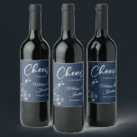 Rótulo De Garrafa De Cerveja Orquídeas delicadas aplaudem o costume azul do cas<br><div class="desc">Etiquetas de vinho elegantes para a sua recepção de casamento, com belas e delicadas orquídeas brancas que saem de um lado, sobre um clássico fundo azul prussiano, e a frase "Saúde ao casamento de" em letras brancas. Edite facilmente os campos de modelo para adicionar os nomes de noiva e noiva...</div>