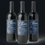 Rótulo De Garrafa De Cerveja Orquídeas delicadas brindam ao casamento azul pers<br><div class="desc">Rótulos de vinho personalizáveis e elegantes para o seu casamento, apresentando um desenho delicado e lindo de orquídeas brancas de um lado, sobre um fundo azul prussiano clássico, e a frase "Brindemos ao casamento de" em fonte branca. Edite facilmente os campos do modelo para adicionar os nomes dos noivos em...</div>