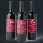 Rótulo De Garrafa De Cerveja Orquídeas delicadas brindam ao casamento vermelho<br><div class="desc">Rótulos de vinho personalizáveis e elegantes para o seu casamento, apresentando um desenho delicado e lindo de orquídeas brancas de um lado, sobre um fundo vermelho-carmesim clássico, e a frase "Brindemos ao casamento de" em fonte branca. Edite facilmente os campos do modelo para adicionar os nomes dos noivos em uma...</div>