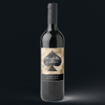 Rótulo De Garrafa De Cerveja Pá Preta em Dourado<br><div class="desc">Este rótulo personalizado para garrafa de vinho apresenta um tema de cartas de pôquer ou baralho para um casamento em Las Vegas ou cassino. Uma imagem de uma pá preta é impressa no centro com um fundo dourado. Dois nomes de exemplo são impressos na pá com uma data de casamento...</div>