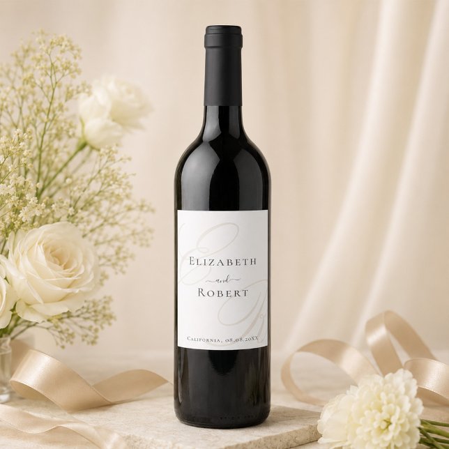 Rótulo De Garrafa De Cerveja Rótulo de Vinho de Casamento com Monograma Minimal (Minimalist Monogram Wedding Wine Label on a bottle of wine surrounded with white flowers)