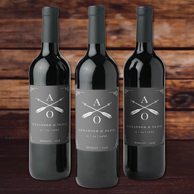 Rótulo De Garrafa De Cerveja Rótulo do Vinho de Casamento das cinzas Monograma  (Gray Monogram and Arrows Wedding Wine Label)