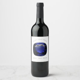 Rótulo De Garrafa De Cerveja Sapphire cortado por uma almofada azul