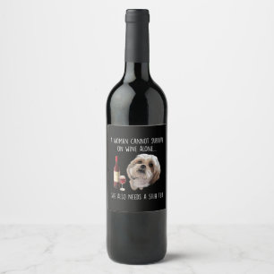 Rótulo De Garrafa De Cerveja Shih Tzu  Uma mulher não pode sobreviver apenas d