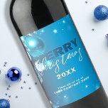 Rótulo De Garrafa De Cerveja Tranquil Blue Winter Night Corporate Christmas<br><div class="desc">Adicione um pouco de alegria festiva à sua corporação, doando com nossa etiqueta de vinho de Natal corporativo. Colocada contra um pano de fundo azul cativante, o rótulo é enfeitado com Enfeites de natal espumantes, incorporando o espírito da época de férias. O rótulo carregar uma mensagem de "Feliz Natal" em...</div>