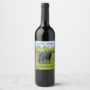 Rótulo De Garrafa De Cerveja Vaca Angus Negra e Vitelo Negra em Pastagem de Ver