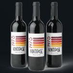 Rótulo De Garrafa De Cerveja Vintage 1975 Retro Stripe Sun 50th Birthday<br><div class="desc">.: Diversão As cores primárias aparecem neste design de pôr do sol com faixa retrorativa e a palavra Vintage,  que podem ser alteradas. Você pode personalizar o texto e a fonte! .: Os itens de coordenação estão disponíveis</div>