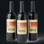 Rótulo De Garrafa De Cerveja Vintage 1975 Retro Stripe Sun 50th Birthday<br><div class="desc">.: Diversão As cores primárias aparecem neste design de pôr do sol com faixa retrorativa e a palavra Vintage,  que podem ser alteradas. Você pode personalizar o texto e a fonte! .: Os itens de coordenação estão disponíveis</div>