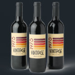 Rótulo De Garrafa De Cerveja Vintage 1976 Retro Stripe Sun 50th Birthday<br><div class="desc">.: Diversão As cores primárias aparecem neste design de pôr do sol com faixa retrorativa e a palavra Vintage,  que podem ser alteradas. Você pode personalizar o texto e a fonte! .: Os itens de coordenação estão disponíveis</div>