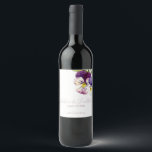 Rótulo De Garrafa De Cerveja Violetas Românticas de Aquarela<br><div class="desc">Estas etiquetas românticas de garrafas de vinho de casamento apresentam um design floral. O fundo é um branco simples e elegante com violetas de aquarela roxas. Um delicado buquê de flores violetas é uma figura no canto superior direito,  com os nomes do casal impresso abaixo.</div>