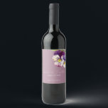 Rótulo De Garrafa De Cerveja Violetas Românticas de Aquarela em Púrpura Dusta<br><div class="desc">Estas etiquetas românticas de garrafas de vinho de casamento apresentam um design floral. O fundo é um elegante roxo empoeirado,  violetas de aquarela acentuadas. Um delicado buquê de flores violetas é uma figura no canto superior direito,  com os nomes do casal impresso abaixo.</div>