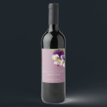 Rótulo De Garrafa De Cerveja Violetas Românticas em Aquarela sobre Roxo Pólen<br><div class="desc">Essas etiquetas românticas para garrafa de vinho de casamento apresentam um design floral. O fundo é um roxo pólen elegante,  com violetas em aquarela como destaque. Um delicado buquê de flores de violeta está representado no canto superior direito,  com os nomes do casal impressos abaixo.</div>