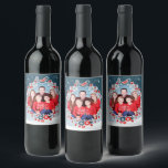 Rótulo De Garrafa De Cerveja Wonderland Winter Your Photo Christmas Wreath Snow<br><div class="desc">Celebrar a época de férias com esta coroa de pássaros decorativos, bagas de conchas e flores vermelhas brilhantes no inverno. O fundo é uma terra maravilhosa de inverno com neve caindo e flocos de neve sobre um céu azul da meia-noite. Substitua a foto de exemplo e o texto pelo seu...</div>