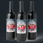 Rótulo De Garrafa De Cerveja Wonderland Winter Your Photo Christmas Wreath Snow<br><div class="desc">Celebrar a época de férias com esta coroa de pássaros decorativos, bagas de conchas e flores vermelhas brilhantes no inverno. O fundo é uma terra maravilhosa de inverno com neve caindo e flocos de neve sobre um céu azul da meia-noite. Substitua a foto de exemplo e o texto pelo seu...</div>