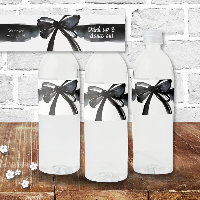 Rótulo De Garrafa De Vinho Água Arco Negra e Branca Que Você Espera? (Black white watercolor ribbon bow water bottle labels wedding bar decor ceremony trendy chic elegant)
