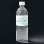 Rótulo De Garrafa De Vinho Azul de Aquarela x Bat Dourado Mitzvah<br><div class="desc">Esta etiqueta chic e elegante de garrafa d'água apresenta um fundo branco com pincéis azuis turquesa em aquarela e esplaquetas douradas falsas. Personalize-o para as suas necessidades. Você pode encontrar mais produtos correspondentes na minha loja.</div>