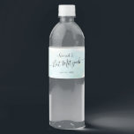 Rótulo De Garrafa De Vinho Azul de Aquarela x Bat Dourado Mitzvah<br><div class="desc">Esta etiqueta chic e elegante de garrafa d'água apresenta um fundo branco com pincéis azuis turquesa em aquarela e esplaquetas douradas falsas. Personalize-o para as suas necessidades. Você pode encontrar mais produtos correspondentes na minha loja.</div>