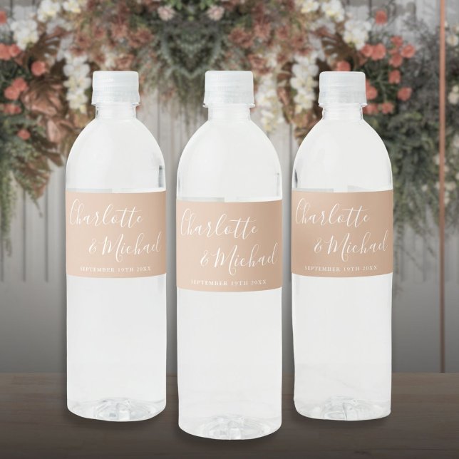 Rótulo De Garrafa De Vinho Casamento de Tan Taupe com Script de Assinatura El (Elegant Signature Script Tan Taupe Wedding Water Bottle Label)