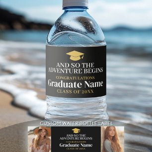 Rótulo De Garrafa De Vinho E Então A Aventura Aguarda A Foto Da Graduação 2 M