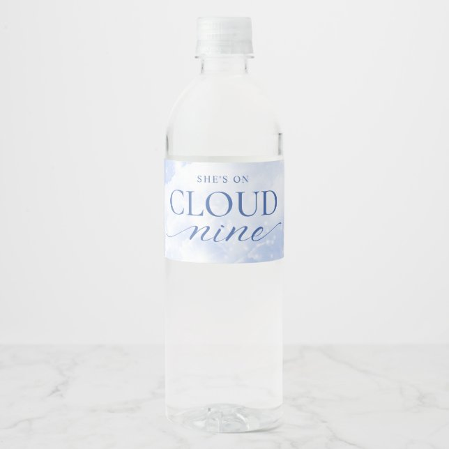 Rótulo De Garrafa De Vinho Ela está no Chá de panela Azul Cloud Nine (Frente)