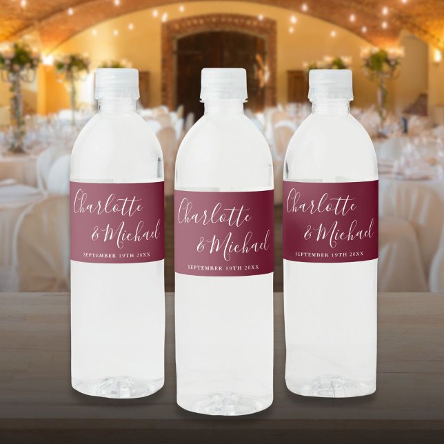 Rótulo De Garrafa De Vinho Elegante Script Burgundy Casamento Assinatura (Elegant Signature Script Burgundy Wedding Water Bottle Label)